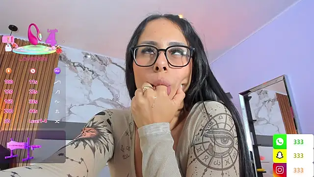 Pertunjukan Kamera Web LIA_ROUX1