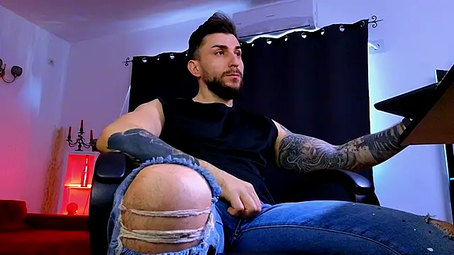 MightyAaron66's Live XXX Chat