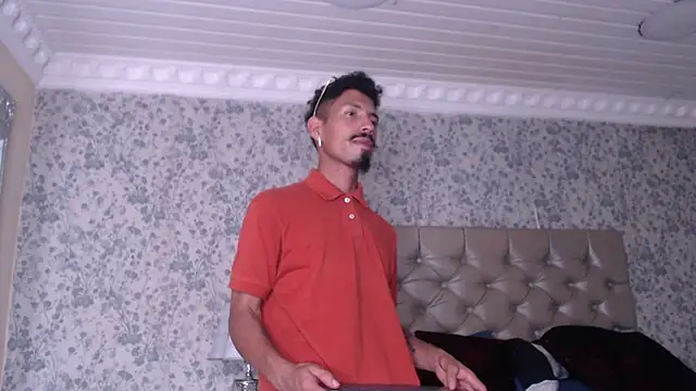 Show modela NoaahTylor na web-kameri