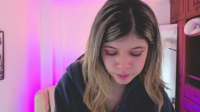 NATAASHA___ Adlı Modelin Canlı XXX Sohbeti