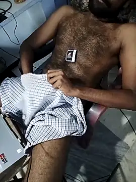 Tinku_1324: διαδικτυακό σόου στην κάμερα