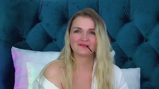 AnnyRaii Show in webcam