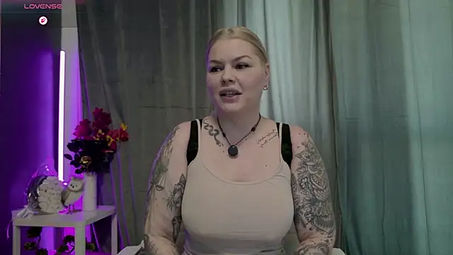 Issa_Jo's Live Chat Room