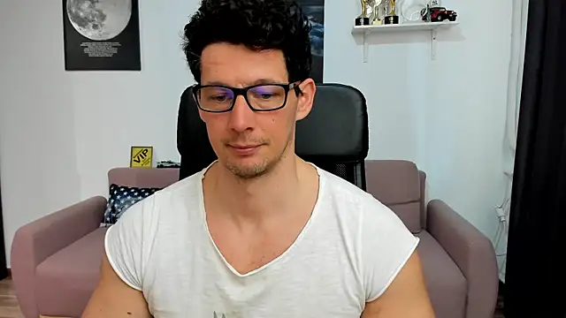 BrutusK08: διαδικτυακό σόου στην κάμερα