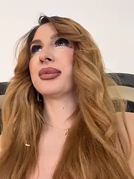 LucyBridgette Show in webcam