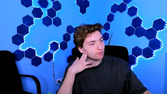 travis_wolf_ webcam show