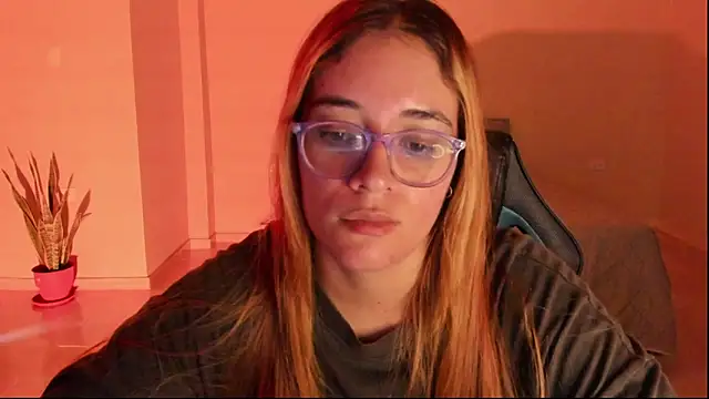 atenas_05_ Adlı Modelin Canlı XXX Sohbeti