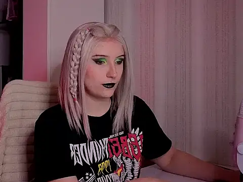 violet-siren-x Adlı Modelin Canlı XXX Sohbeti