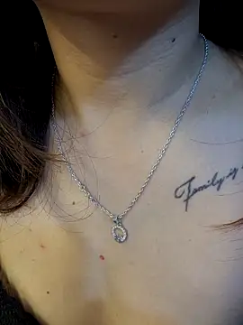 Bee___breastmilk 现场XXX聊天