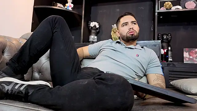 matteosantos: διαδικτυακό σόου στην κάμερα