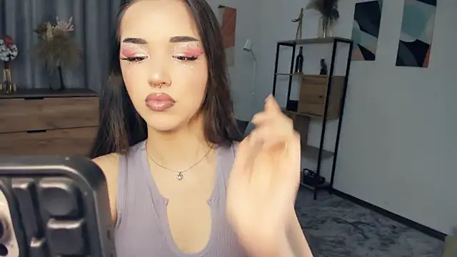 AvantgardAlone's Live Chat Room