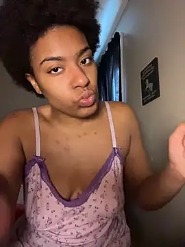 Bellaquitaa_lee Show in webcam