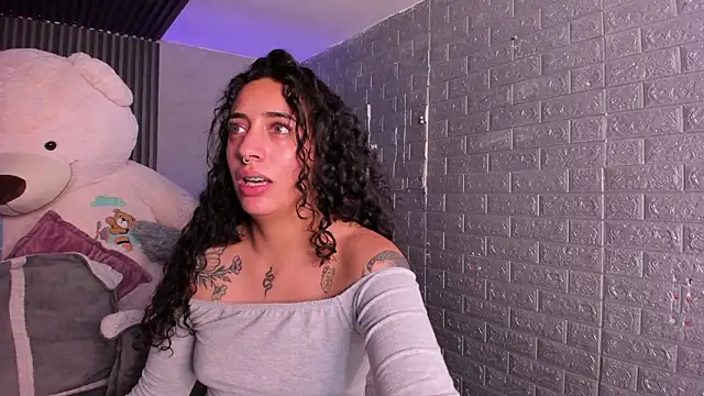 Chat +18 de Magic_ivone ao vivo