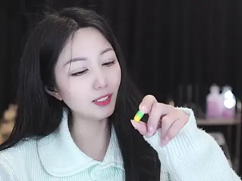 Nuyoah-77's Live XXX Chat