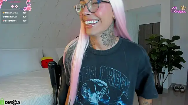 miss_tatiana_: διαδικτυακό σόου στην κάμερα