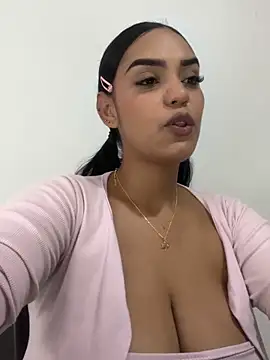 Sara-77のライブXXXチャット