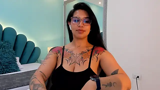 sharlott18's Live XXX Chat