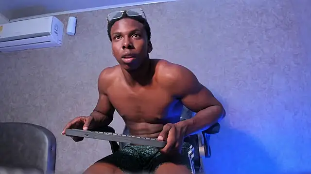 mike_aly Show in webcam