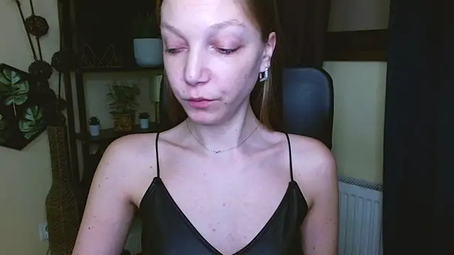 EmillyPlayのライブXXXチャット