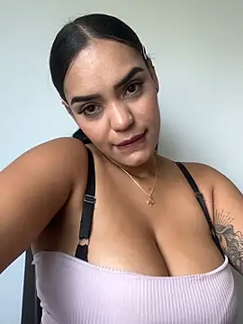 Sara-77のライブXXXチャット