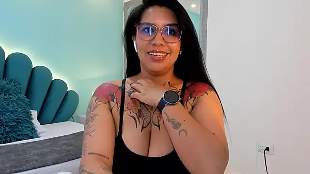 sharlott18's Live XXX Chat