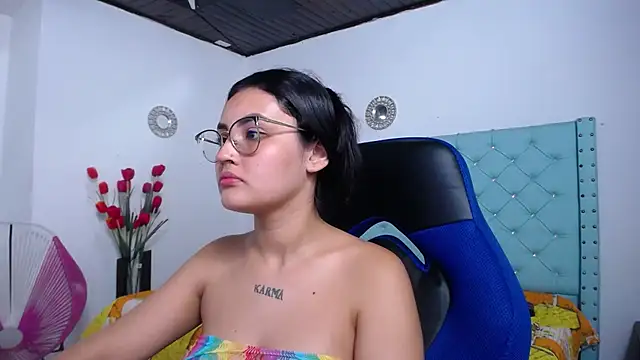 kathe-mills235 Adlı Modelin Canlı XXX Sohbeti