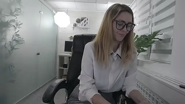 EllaMilf_ Adlı Modelin Canlı XXX Sohbeti