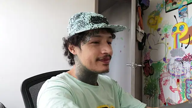 trieoneのライブXXXチャット