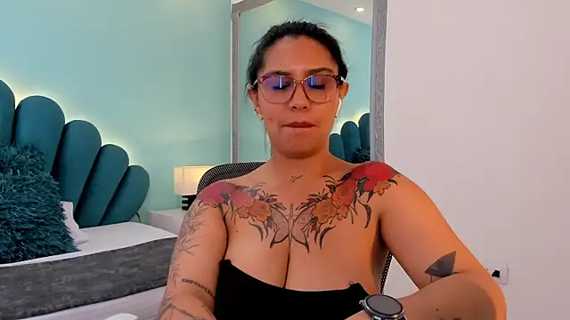 sharlott18's Live XXX Chat