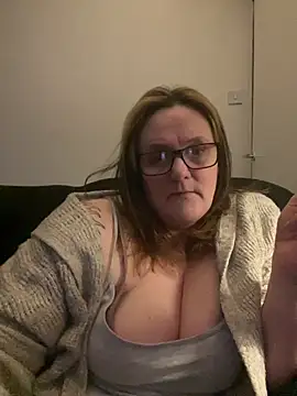 Busty-GilfQuinn webcam show