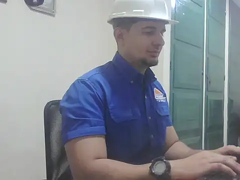 Officeb0yのライブXXXチャット