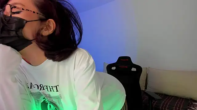 DeferentUproar's Live XXX Chat