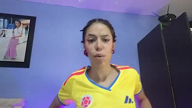 stephania_t Adlı Modelin Canlı XXX Sohbeti