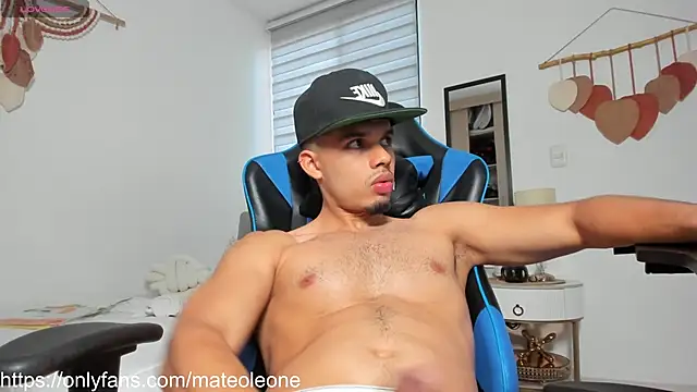 mateoleonee Show Webcam