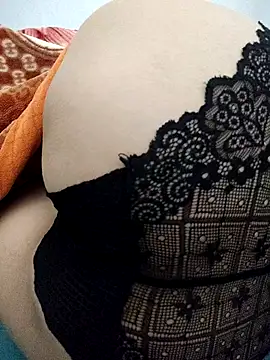 Haralushiaaa: διαδικτυακό σόου στην κάμερα