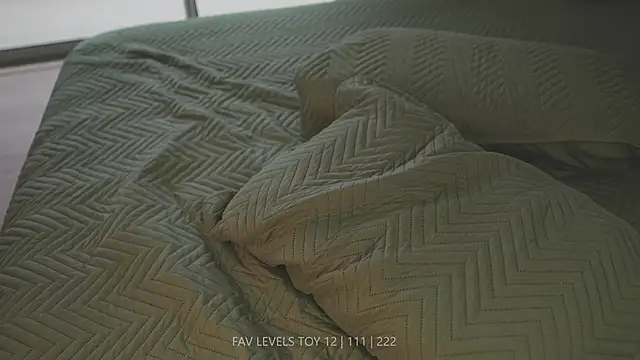 dearnina_: διαδικτυακό σόου στην κάμερα