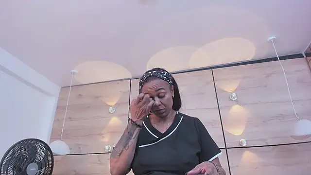 martina_touss Show in webcam