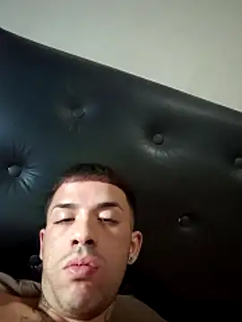 69ninee webkamerás műsora