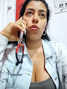 LuiannaのライブXXXチャット