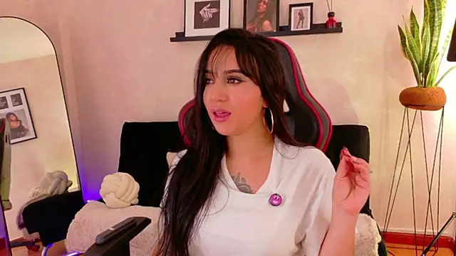 EmmyEvans1 Adlı Modelin Canlı XXX Sohbeti