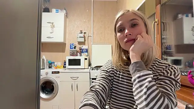 AngelJeni élő XXX-chatje