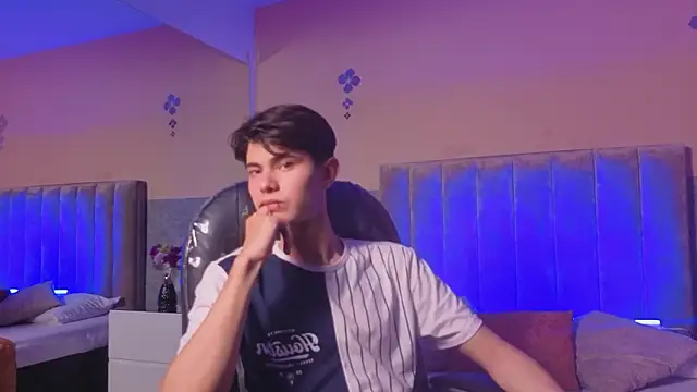 Chat XXX en directo de Derek_Sinn