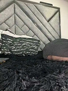 lilithjones222 Adlı Modelin Canlı XXX Sohbeti