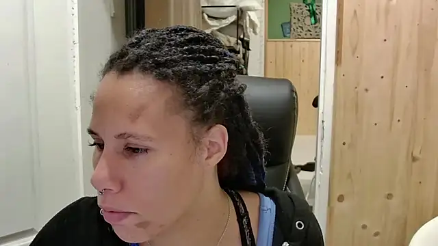 Show modela AaliyahHarris na web-kameri