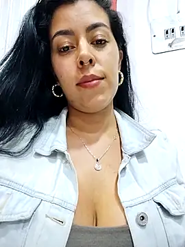 แชท XXX สดของ Luianna