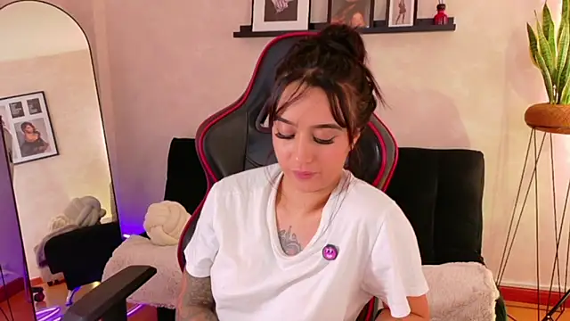 EmmyEvans1's Live XXX Chat