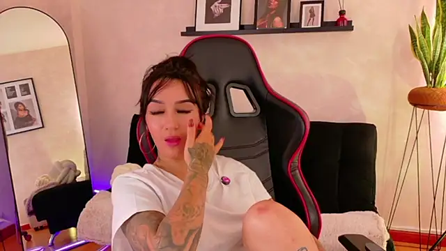 دردشة EmmyEvans1 الجنسية المباشرة