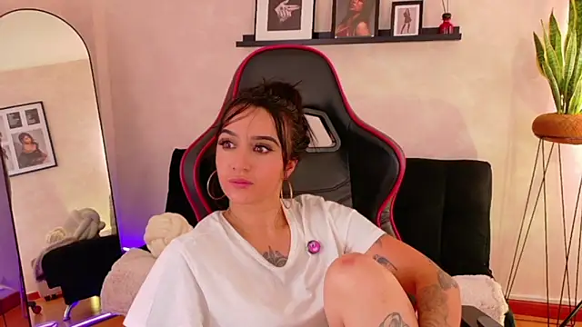 دردشة EmmyEvans1 الجنسية المباشرة