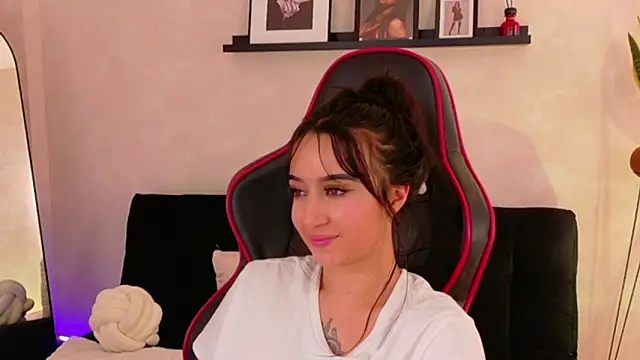 EmmyEvans1's Live Chat Room