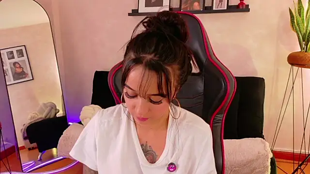 دردشة EmmyEvans1 الجنسية المباشرة